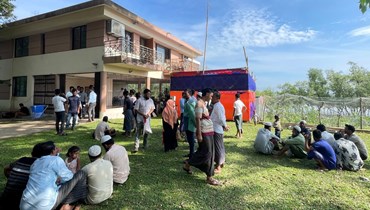 لاجئون روهينغا من مختلف المخيمات ينتظرون مقابلة مندوبين من بورما في تكناف (31 ت1 2023، أ ف ب). 