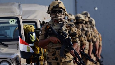جنود مصريّون يقفون للحراسة في معبر رفح (أ ف ب). 