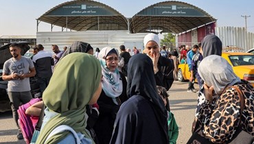 مسافرون ينتظرون عند معبر رفح الحدودي مع مصر في جنوب قطاع غزة (أ ف ب).