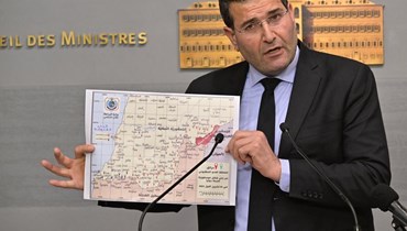 وزير الزراعة عباس الحاج حسن يعرض خريطة تظهر مواقع الحرائق التي افتعلتها إسرائيل بقصفها مواقع حرجية جنوبية لازالة الأشجار التي يمكن أن يختبيء في ما بينها عناصر في "حزب الله" وفي فصائل فلسطينية. (نبيل اسماعيل)