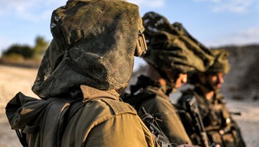 جنود من الجيش الإسرائيلي يقفون داخل موقع في منطقة الجليل (أ ف ب). 