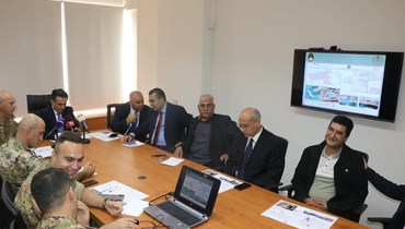 اجتماع لوزير الأشغال مع المعنيّين في مديريّة الشؤون الجغرافية للجيش اللبناني (حسن عسل). 