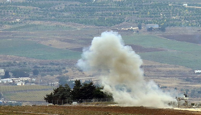 دخان يتصاعد بالقرب من مستوطنة كفار جلعادي بالقرب من الحدود اللبنانية الجنوبية في (30 ت1 2023 - أ ف ب).