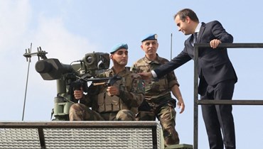 وزير الدفاع الفرنسي سيباستيان لوكورنو تفقد الكتيبة الفرنسية في قوة الأمم المتحدة الموقتة في لبنان (يونيفيل)، وقال إن "لبنان بغنى عن حرب، هذا أقل ما يمكن أن نقوله".  (أ ف ب)