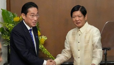 مصافحة بين الرئيس الفيليبيني فرديناند ماركوس جونيور (إلى اليمين) ورئيس الوزراء الياباني فوميو كيشيدا بعد بيانهما المشترك في قصر مالاكانانغ الرئاسي في مانيلا (3 ت2 2023، أ ف ب).