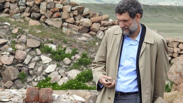 صورة نشرها مركز "اناضولو كولتور" في 3 ت2 2023، وتظهر كافالا خلال زيارته الآثار في آني بمقاطعة قارص الشرقية في 16 ايار 2017 (أ ف ب).