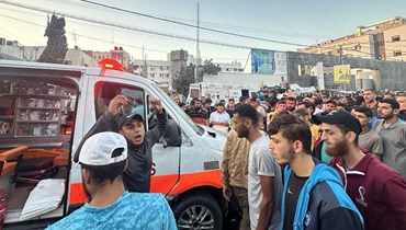 من مكان استهداف سيارة إسعاف أمام مستشفى الشفاء في غزّة (أ ف ب).