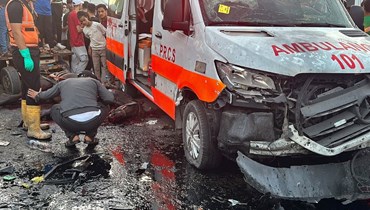 أشلاء ودماء أمام مستشفى الشفاء بعد قصف إسرائيلي لسيارات إسعاف (أ ف ب).