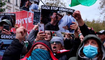 متظاهرون في ساحة الجمهورية بباريس، تضامنا مع الشعب الفلسطيني (4 ت2 2023، أ ف ب).