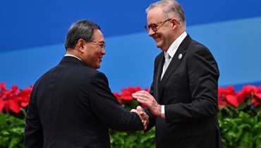 رئيس الوزراء الأوسترالي مع رئيس مجلس الدولة الصيني (أ ف ب).