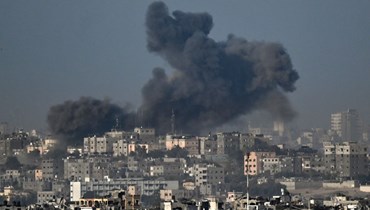 الدخان يتصاعد من غزة بعد الضربات الإسرائيلية (أ ف ب). 