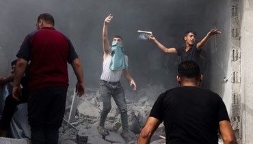 فلسطينيون بين الدمار والركام في غزّة (أ ف ب). 