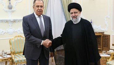 وزير الخارجية الروسي سيرغي لافروف والرئيس الإيراني إبراهيم رئيسي. (أ ف ب)