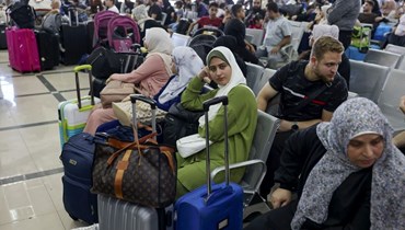 فلسطينيون مزدوجو الجنسية وأجانب ينتظرون عبور معبر رفح الحدودي مع مصر في جنوب قطاع غزة (7 ت2 2023، أ ف ب). 