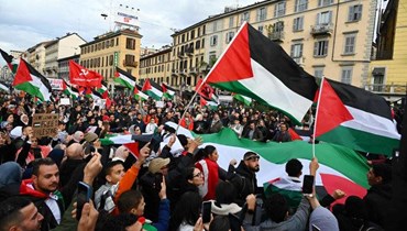 أشخاص يلوحون بالأعلام الفلسطينية في وسط ميلانو خلال مظاهرة لدعم الفلسطينيين (4 تشرين الثاني، أ ف ب).