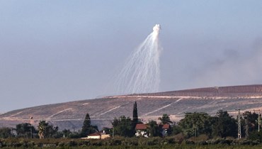 إسرائيل تُطلق قنابل فوسفورية فوق قرى حدودية (أ ف ب).