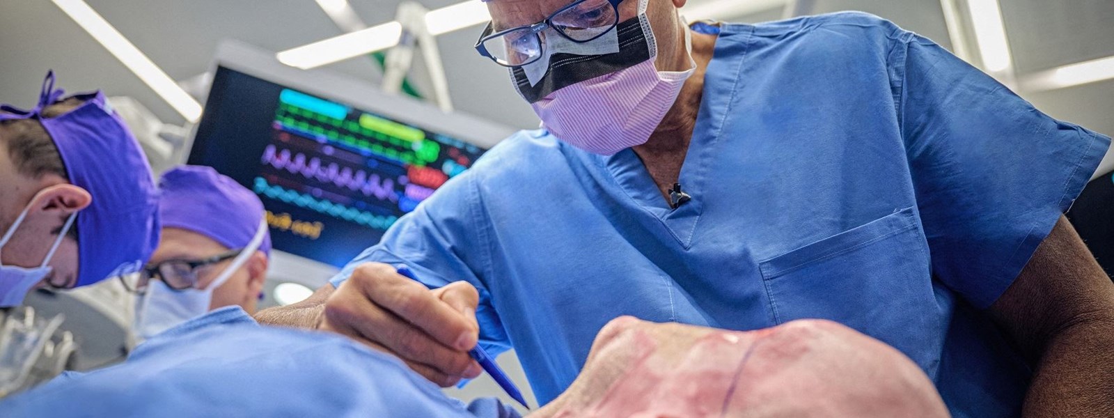 الدكتور إدواردو رودريغيز يُجري العملية الجراحية لآرون جيمس في مركز "لانغون هيلث" الطبي في نيويورك (27 أيار 2023 - أ ف ب).