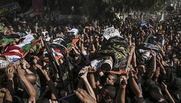 تشييع جثث رجال قتلوا خلال غارة إسرائيلية في مخيم جنين للاجئين بالضفة الغربية المحتلة (10 ت2 2023، أ ف ب). 