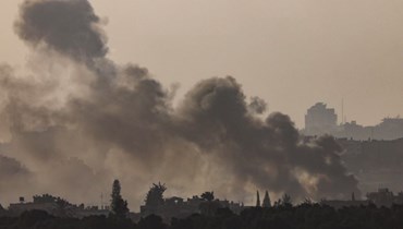 صورة ملتقطة من الجانب الإسرائيلي للحدود مع قطاع غزة في 10 تشرين الثاني 2023، تظهر دخانا يتصاعد وسط معارك مستمرة بين إسرائيل وحركة حماس (أ ف ب). 