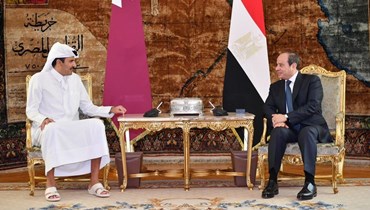 السيسي وأمير قطر الشيخ تميم بن حمد آل ثاني خلال لقائهما في قصر الاتحادية في القاهرة (10 ت2 2023، أ ف ب).