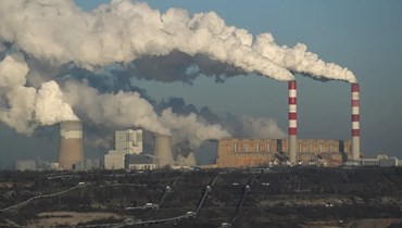 تصاعد الدخان من محطة بيلشاتو للطاقة، أكبر محطة تعمل بالفحم الحجري في أوروبا، في زلوبنيتسا، بولندا (أ ف ب).