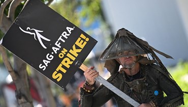 اعتصام لنقابة ممثلي الشاشة (ساغ-أفترا) خارج مقرّ "نتفليكس" أثناء إضرابهم ضدّ استوديوهات هوليوود، كاليفورنيا (8 ت2 2023 - أ ف ب).