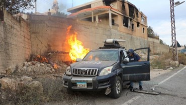 النيران التي اندلعت على مقربة من سيارات موكب إعلامي بعد تعرضه لقذيفتين إسرائيليتين في يارون خلال جولة نجا منها الإعلاميون بأعجوبة. (أ ف ب)