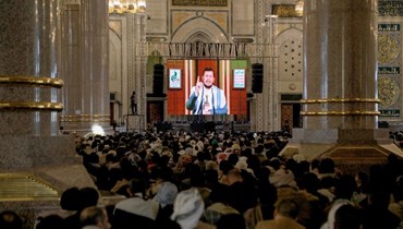 أنصار لحركة الحوثي اليمنية يحضرون خطاب زعيمها عبد الملك الحوثي على شاشة كبيرة في أحد المساجد في العاصمة اليمنية صنعاء خلال الاحتفال السنوي بـ"يوم الشهيد" (14 ت2 2023ـ أ ف ب). 