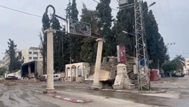 جرافة إسرائيلية تهدم نصباً تذكاريّاً للرئيس الفلسطيني الراحل ياسر عرفات في طولكرم.
