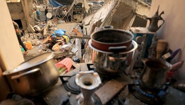 وعاء من القهوة في أعقاب القصف الإسرائيلي صباحاً على المنازل في خان يونس جنوبي قطاع غزة (أ ف ب). 