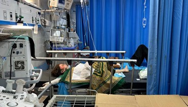 مرضى يتلقّون العلاج في مستشفى الشفاء بمدينة غزة (أ ف ب). 