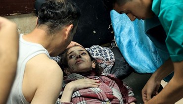 فتاة فلسطينية جريحة ترقد في مستشفى الأقصى بعد قصف إسرائيلي على دير البلح وسط قطاع غزة (15 ت2 2023، أ ف ب). 