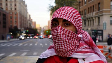 متظاهر في نيويورك يرتدي الكوفية الفلسطينية (أ ف ب).
