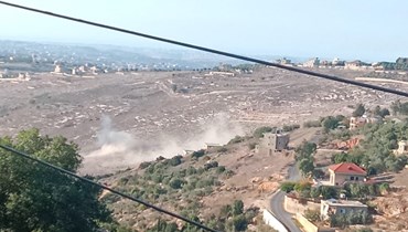 دخان متصاعد من جراء القصف الإسرائيلي على قرى وأراض في جنوب لبنان. 