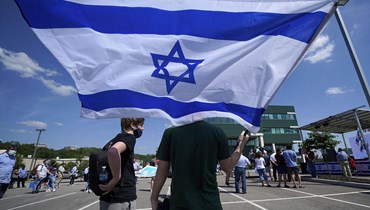 شاب يحمل العلم الإسرائيلي.