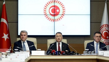 رئيس لجنة العلاقات الخارجية التركية فؤاد أوقطاي (في الوسط) يترأس جلسة للجنة في الجمعية الوطنية الكبرى لتركيا في أنقرة (16 ت2 2023 - أ ف ب).