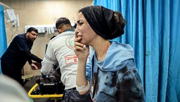مشهد من غرفة الطوارئ في مستشفى الأقصى، خلال القصف الإسرائيلي على دير البلح وسط قطاع غزة (15 ت2 2023 - أ ف ب).