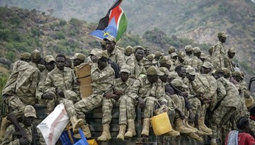 جنود ينتمون إلى القوات الموحدة لجنوب السودان مغادرين بعد احتقال الانتشار في مركز لوري للتدريب العسكري في جوبا (15 ت2 2023، أ ف ب). 
