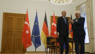 شتاينماير (الى اليمين) وإردوغان خلال لقائهما في قصر بلفيو الرئاسي في برلين (17 ت2 2023، أ ف ب). 