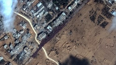 صورة من الأقمار الاصطناعية نشرتها شركة ماكسار تكنولوجيز في 17 ت2 2023، وتظهر حشدا من الأشخاص يفرون باتجاه الجزء الجنوبي من قطاع غزة، ويتجمعون على طول طريق صلاح الدين (أ ف ب). 