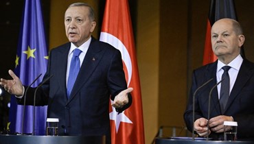 شولتس (إلى اليمين) وإردوغان خلال مؤتمر صحافي مشترك قبل اجراء محادثات في مقر المستشارية في برلين (17 ت2 2023، أ ف  ب).