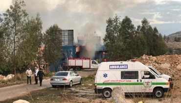  محاولات لإخماد حريق في معمل بعد استهدافه من الطيران الإسرائيليّ. 