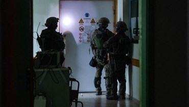 جنود إسرائيليون داخل مستشفى الشفاء في مدينة غزة (أ ف ب). 