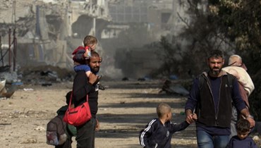 فلسطينيّون يفرّون من مدينة غزة سيراً على الأقدام وسط القصف الإسرائيلي المستمرّ على القطاع(أ ف ب).