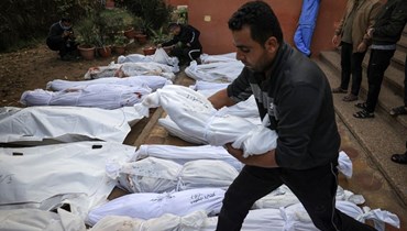 جثث ضحايا القصف الإسرائيلي على خان يونس في جنوب قطاع غزة (أ ف ب).