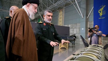 خامنئي ورئيس قسم الطيران في الفيلق الجنرال أمير علي حاجي زاده، خلال زيارة معرض الإنجازات الفضائية للحرس الثوري الإيراني في طهران (19 ت2 2023، أ ف ب). 