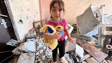 طفلة فلسطينية وسط الركام في غزة جراء القصف الإسرائيلي.