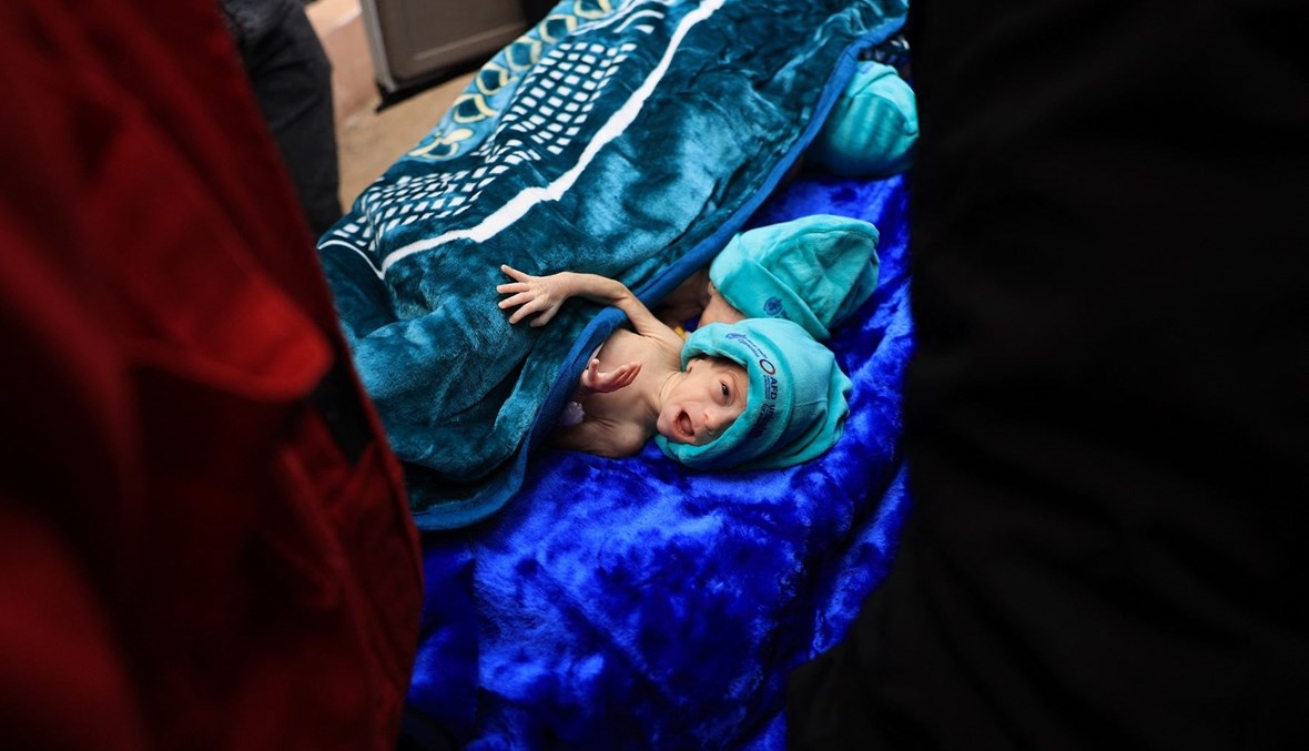 إجلاء الأطفال الخدج من مستشفى الشفاء في غزة، لنقلهم إلى مصر عبر رفح (20 ت2 2023 - أ ف ب).