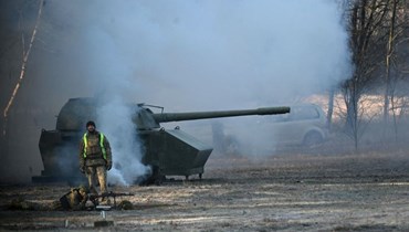 جنود أوكرانيون يشاركون في تدريب على الدبابات في منشأة تدريب خارج كييف (21 ت2 2023، أ ف ب).
