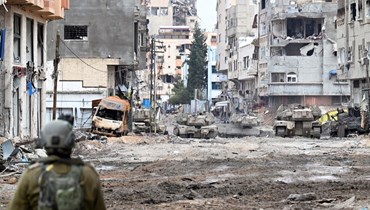 دبابات إسرائيلية على طول أحد الشوارع في شمال قطاع غزة وسط معارك مستمرّة بين إسرائيل وحماس (أ ف ب). 